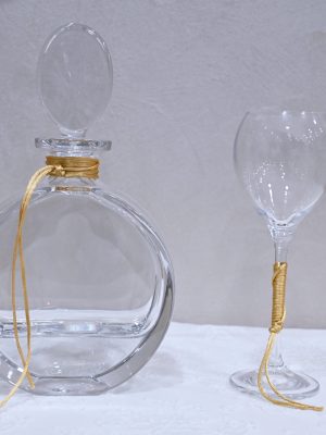 Καράφα και ποτήρι κρυστάλλινα με minimal στολισμό